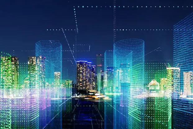 Telekommunikationsinfrastruktur Städtische Skyline-Infrastruktur bei Nacht